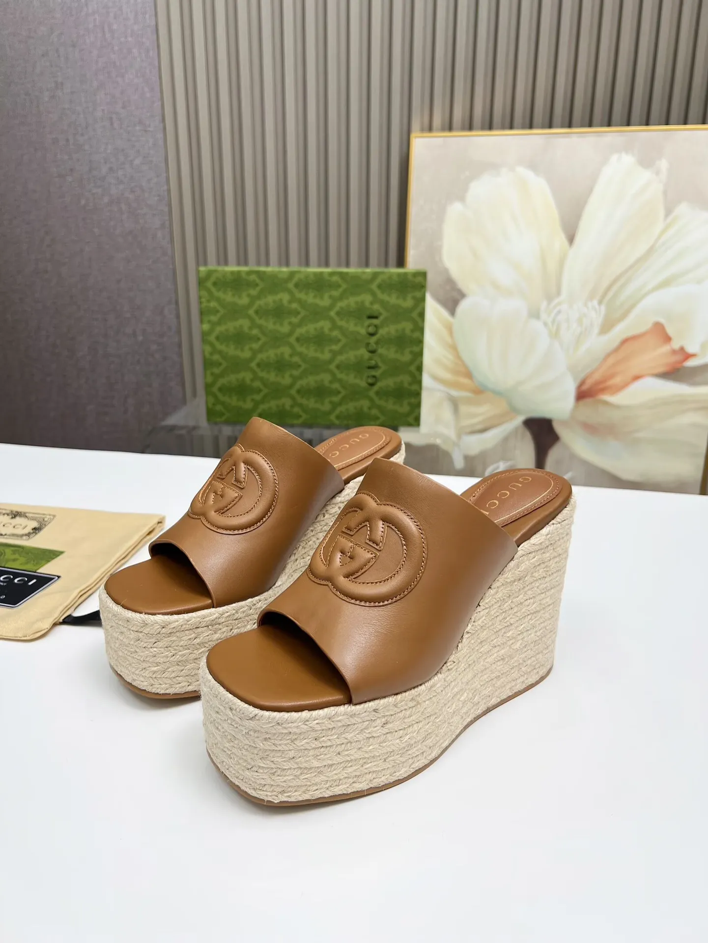 👟👟Ex-factory price 460👟👟 Gucci's new slippers, fashionable, high-end and full of personality✅ Very stable, comfortable and durable for daily use, convenient and unique for daily matching, a must-have classic for summer, the upper is made of GUCCI brand stitching Fabric: cowhide Lining/foot pad: sheepskin Water platform height: 11cm Color: black, white, brown Code number: 35-42 (41 and 42 need to be customized) Packaging: Comes with cloth bag and card.